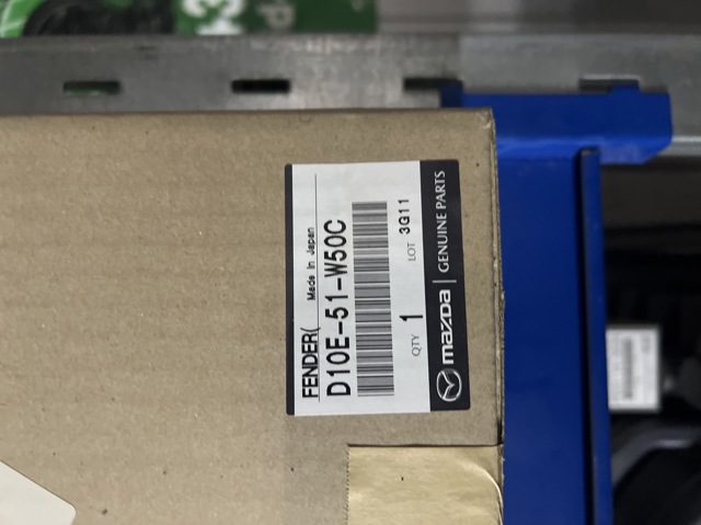 Молдинг арки колеса заднего, правый Mazda D10E51W50C