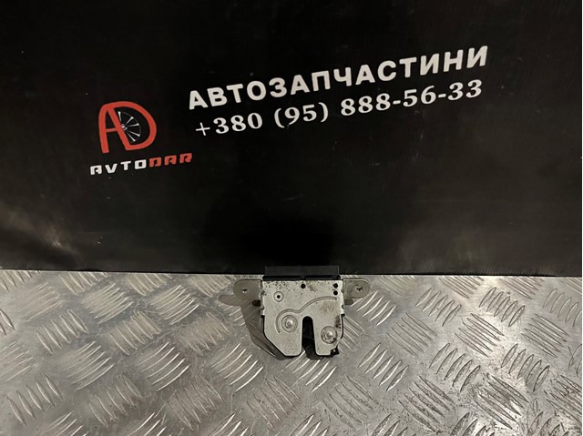 Замок багажника 55701971 General Motors