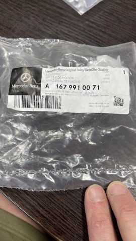 1679910071 Mercedes Опора порога (крепление)