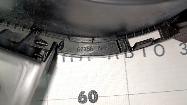 Решетка бампера переднего правая 622566RR0A Nissan/Infiniti