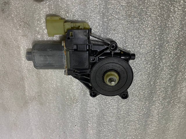 Мотор стеклоподъемника двери передней 130822782 Land Rover