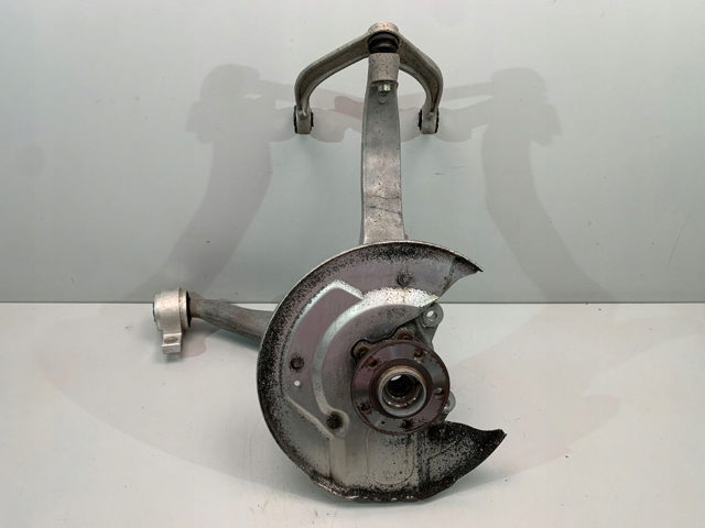 Кулак поворотный передний правый Volvo 32298140