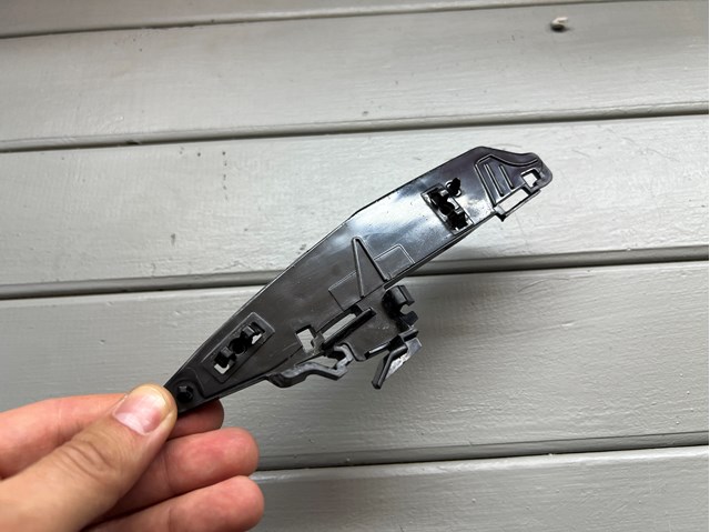 51117399981 BMW Направляющая переднего бампера правая