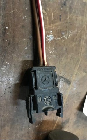 A0125450428 MERCEDES Conector del regulador de fases de distribución original y equivalente