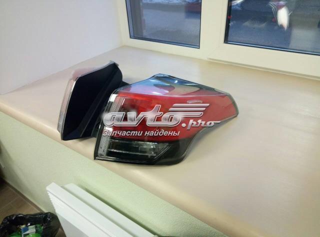 Фонарь задний правый внешний TOYOTA 8155142200