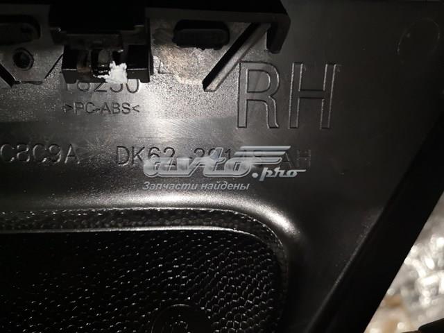 Накладка стойки кузова внешняя задняя правая LR102622 Land Rover