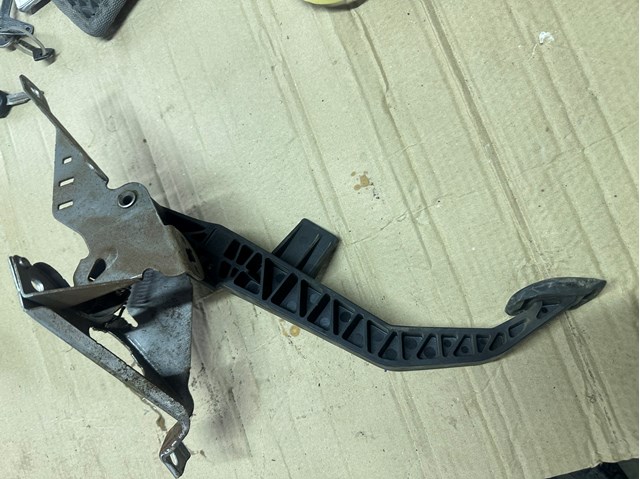 Pedal embrague BP4L41300B MAZDA
