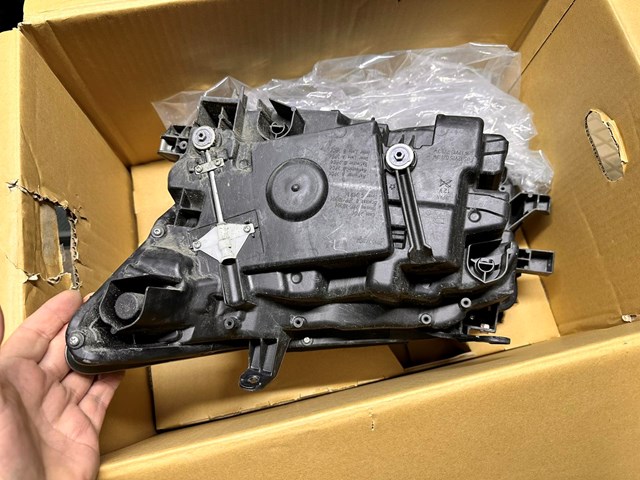 8114560Q10 Toyota Фара передняя правая