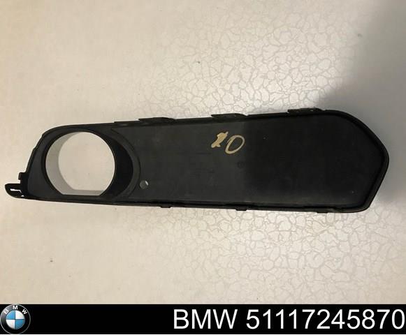 Заглушка (решетка) противотуманных фар бампера переднего правая BMW 51117245870