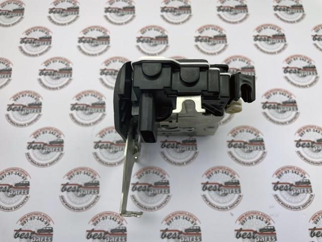 Замок передней левой двери Land Rover LR070440