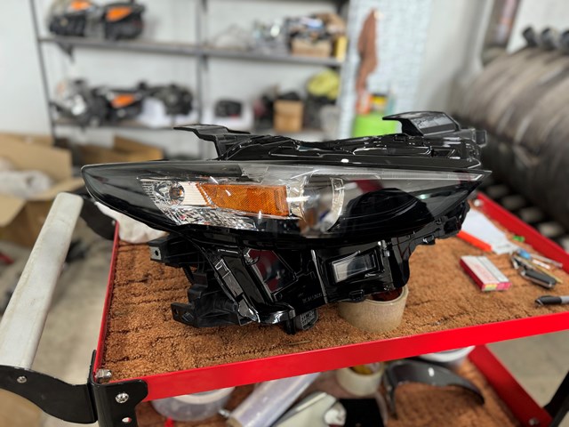 Фара правая Mazda BCJH51030