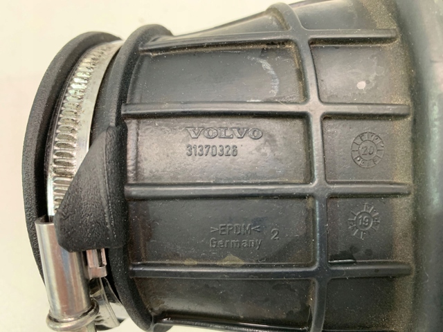 Патрубок воздушный, выход воздушного фильтра Volvo 31370326 цена, от 56.37 USD