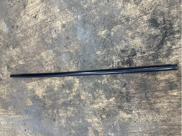 Lameluna de puerta delantera derecha exterior BP4K50640D MAZDA