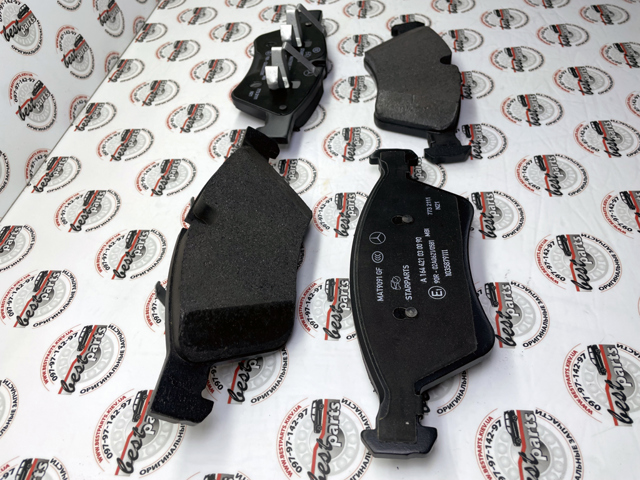 Передние тормозные колодки A000420110590 Mercedes