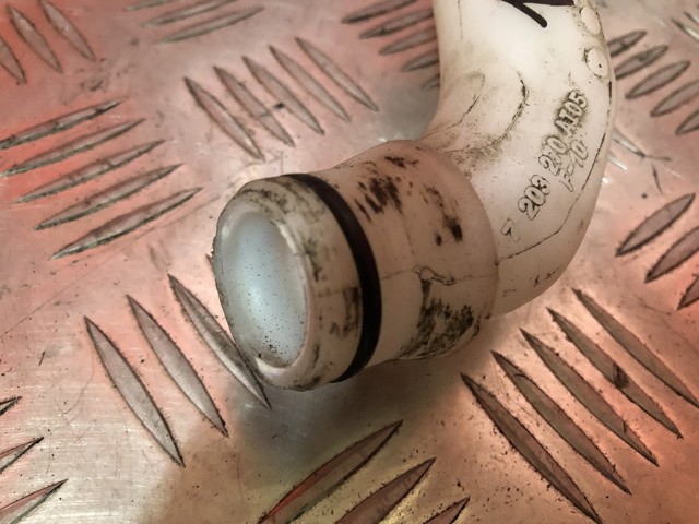 7203270 BMW Горловина бачка омывателя