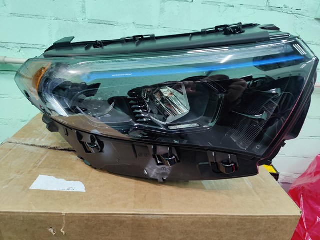 Правая фара A2439065600 Mercedes