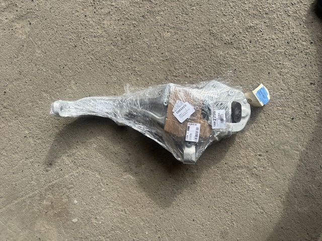 Кулак поворотный передний левый Mercedes A1673322500