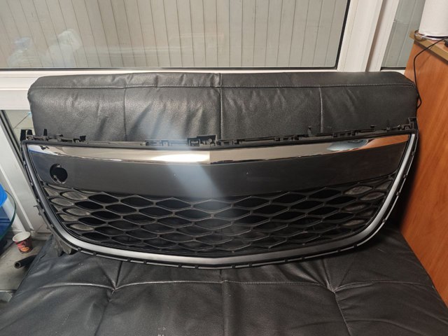 EH45501T0H Mazda Решетка переднего бампера