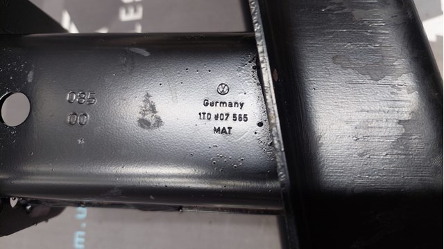 Reforçador do pára-choque traseiro VAG 1T0807305D