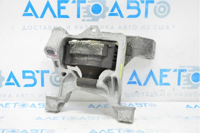Правая подушка двигателя GJL139060 Mazda