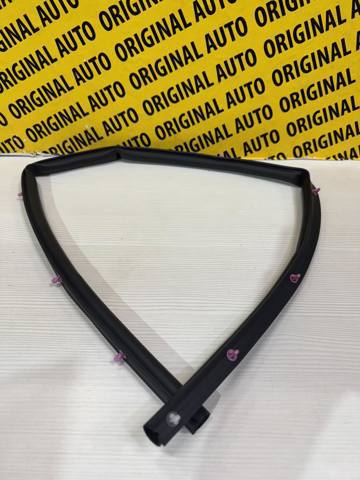 KB7W56750B Mazda Резинка уплотнительная под капот