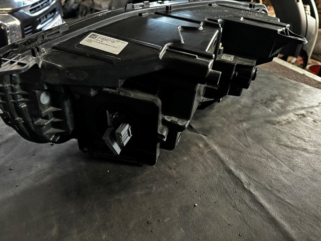 Фара правая Volvo 31655820