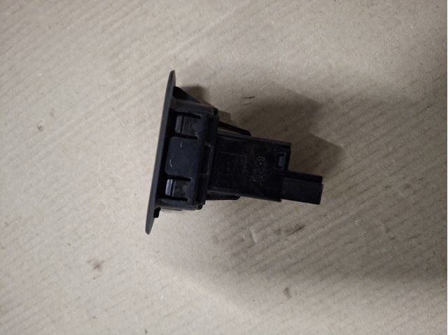 TK4866LR0 Mazda Кнопка привода замка крышки багажника (двери 3/5-й (ляды)