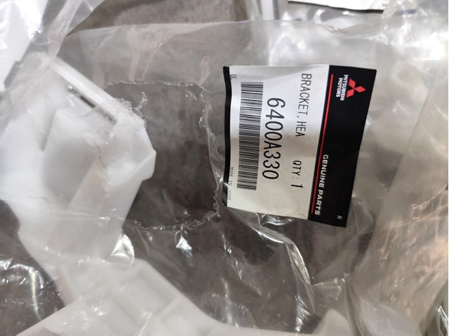 6400A323 Mitsubishi Крепление фары передней, левой