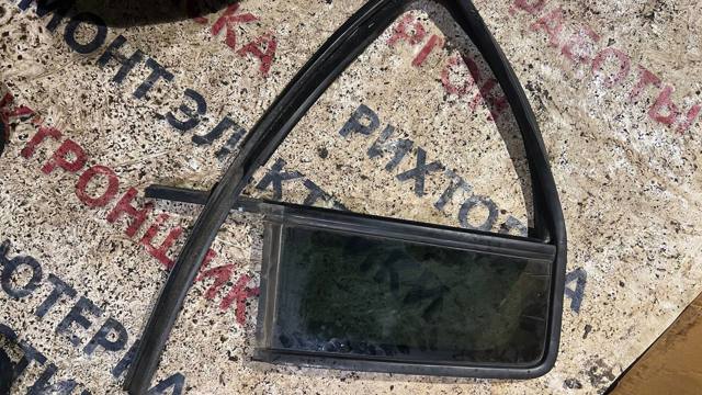Купить 5067773AD Chrysler Уголок задней левой двери