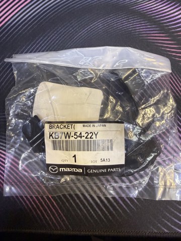 KB7W5422Y Mazda Кронштейн крепления крыла переднего левого передний