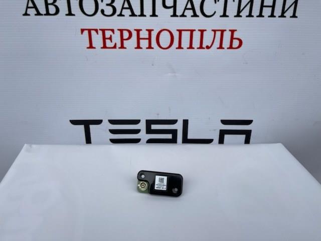  109838300D Tesla