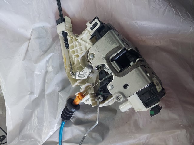 Fecho da porta dianteira esquerda A0997201901 Mercedes