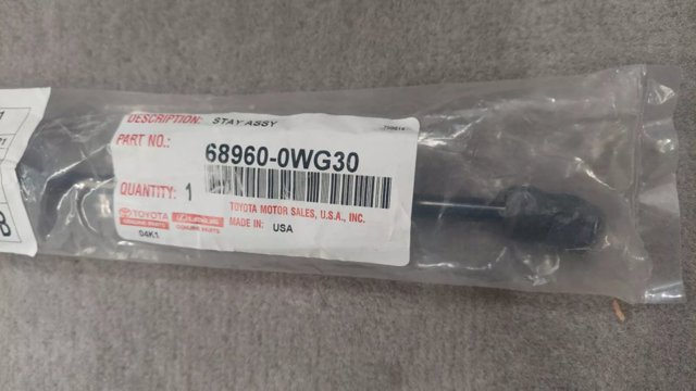 689600W510 Toyota Амортизатор крышки багажника