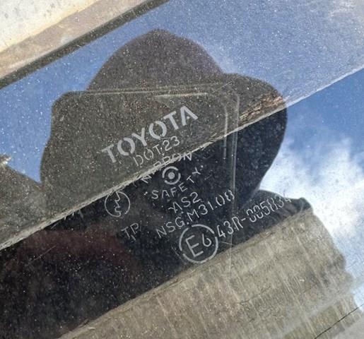 Стекло двери передней левой на Toyota Yaris P10