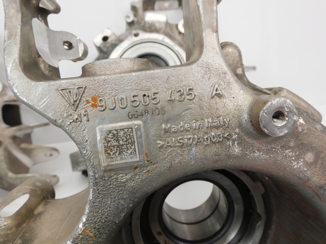 9J0505435A Porsche Цапфа левая