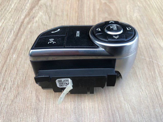 Блок кнопочных переключателей рулевого колеса Land Rover LR067006 цена, от 42.33 USD