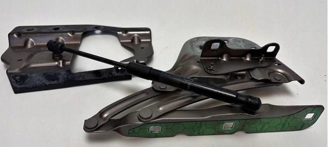 Петля капота правая LR111644 Land Rover