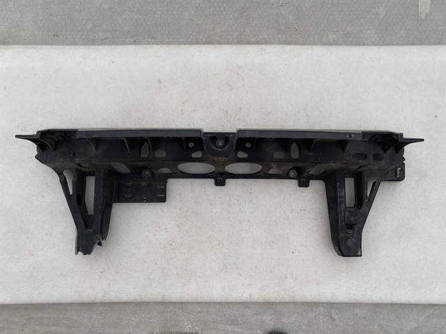 7294391 BMW Кронштейн бампера заднего центральный