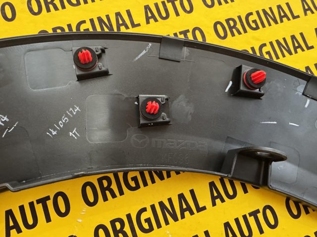 Молдинг передней арки колеса, левый Mazda DGH951W30