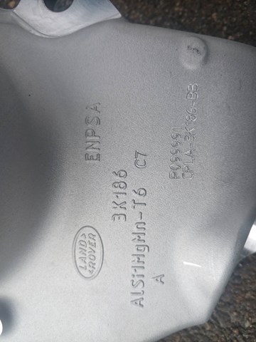 Кулак поворотный передний левый Land Rover LR146343