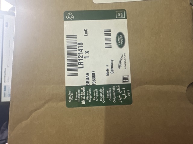 LR121418 Land Rover Насос водяной
