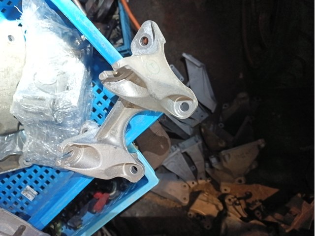 Кронштейн подушки коробки передач BMW 22316796613 цена, от 15.24 USD