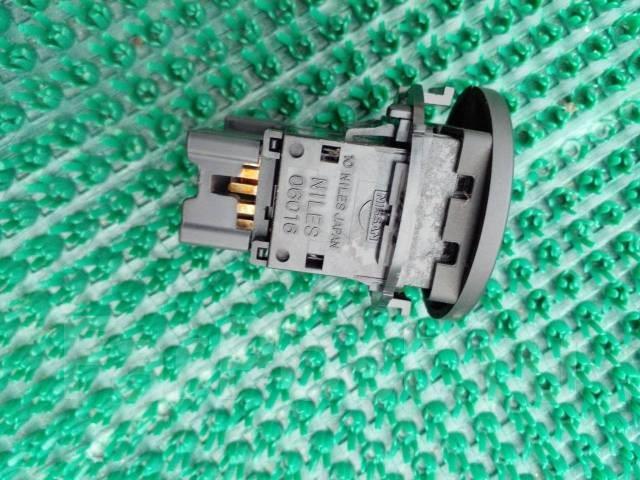 Botão de ativação do sinal de emergência Nissan X-Trail  T30