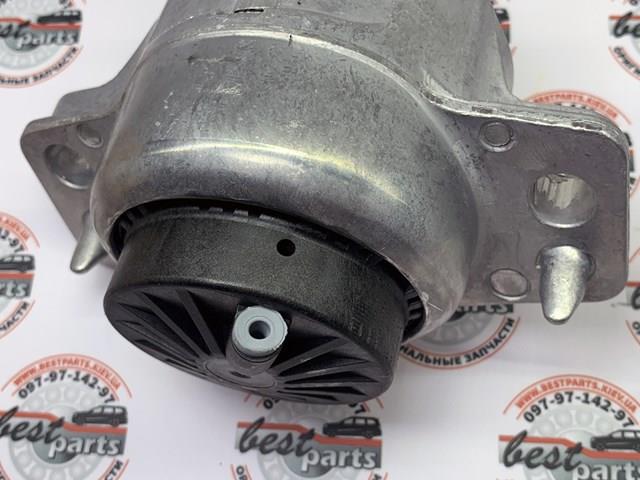 Правая подушка двигателя LR141381 Land Rover