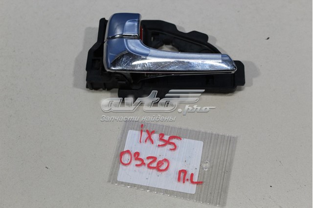 826102S020SAS Hyundai/Kia maçaneta interna esquerda da porta dianteira