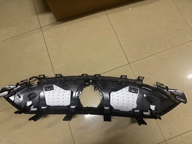 A2978880600 Mercedes Кронштейн решетки радиатора