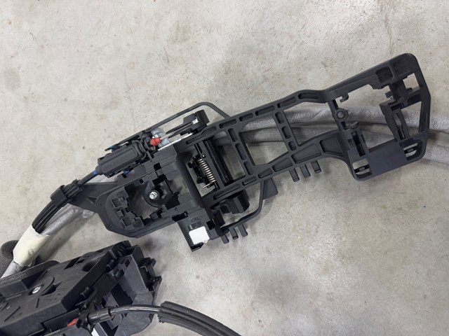 Замок и ручки (передней) двери Ford 2539739 цена, от 228.67 USD