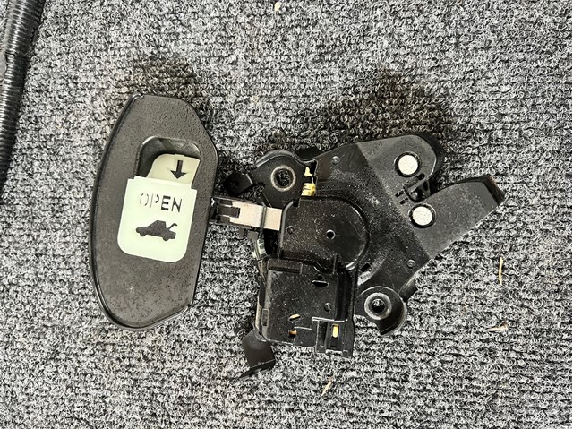 Замок двери багажника Mazda GJR956820 цена, от 76.01 USD
