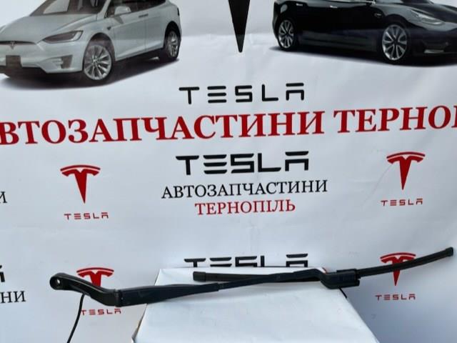 Поводок дворника на Tesla Model 3  5YJ3
