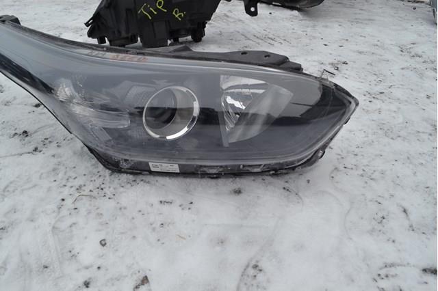 Правая фара 92102J7051 Hyundai/Kia
